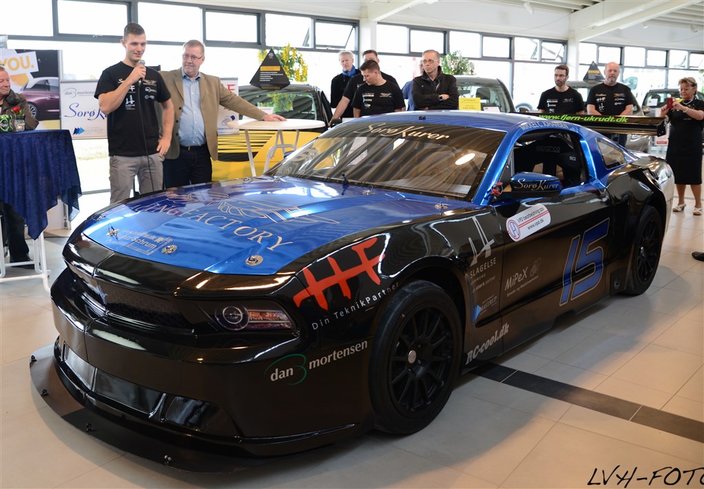 Ford Mustang #15 er klar til første afdeling i Auto-G DTC den 26.-27. april på FDM Jyllandsringen. Fra v.: Mikkel c. Johansen, Mentor Dan B. Mortensen og Ronnie Bremer.
(Foto: LVH-Foto)